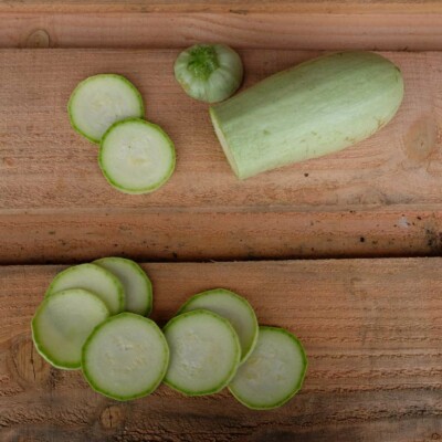 La courgette Odessa donne des fruits de couleur vert clair presque blanc, courts, plutôt gros, à la chair sucrée et douce.